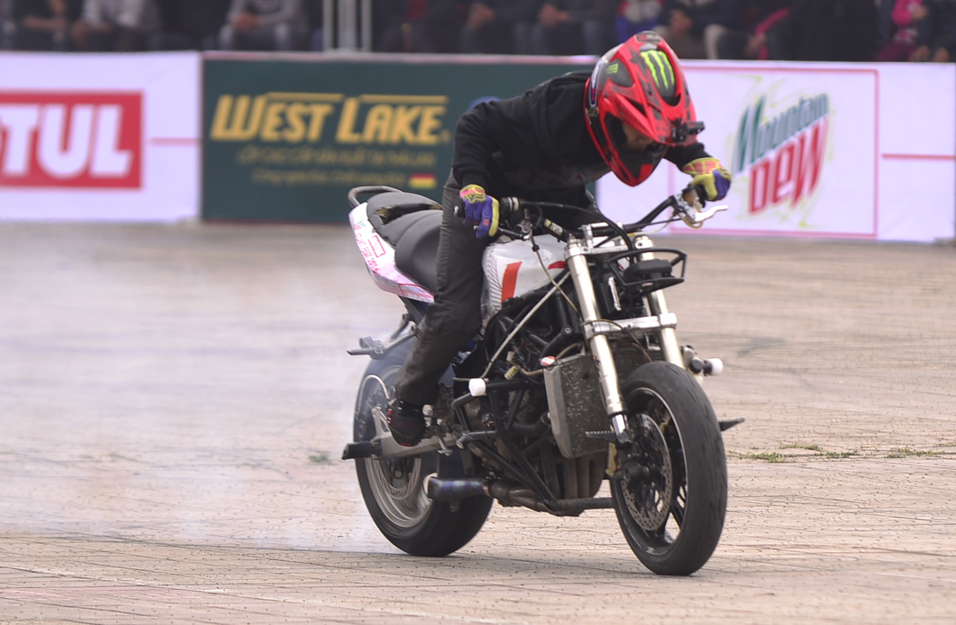 Biker Viet bieu dien moto mao hiem hinh anh