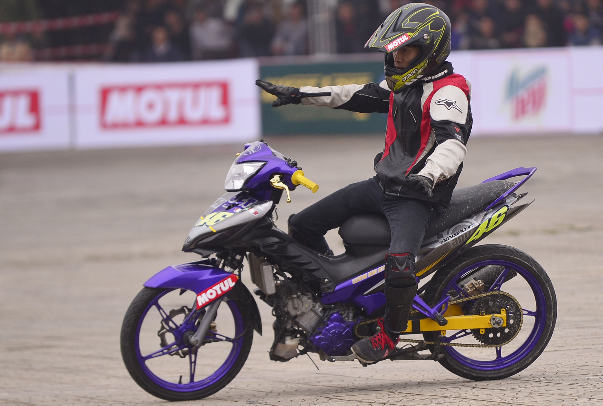 trinh dien xe mao hiem anh 2