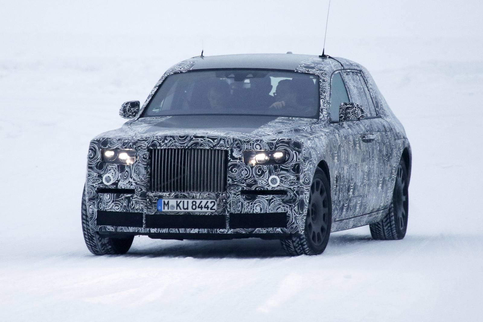 Rolls-Royce Phantom the he moi chay thu tren duong tuyet hinh anh