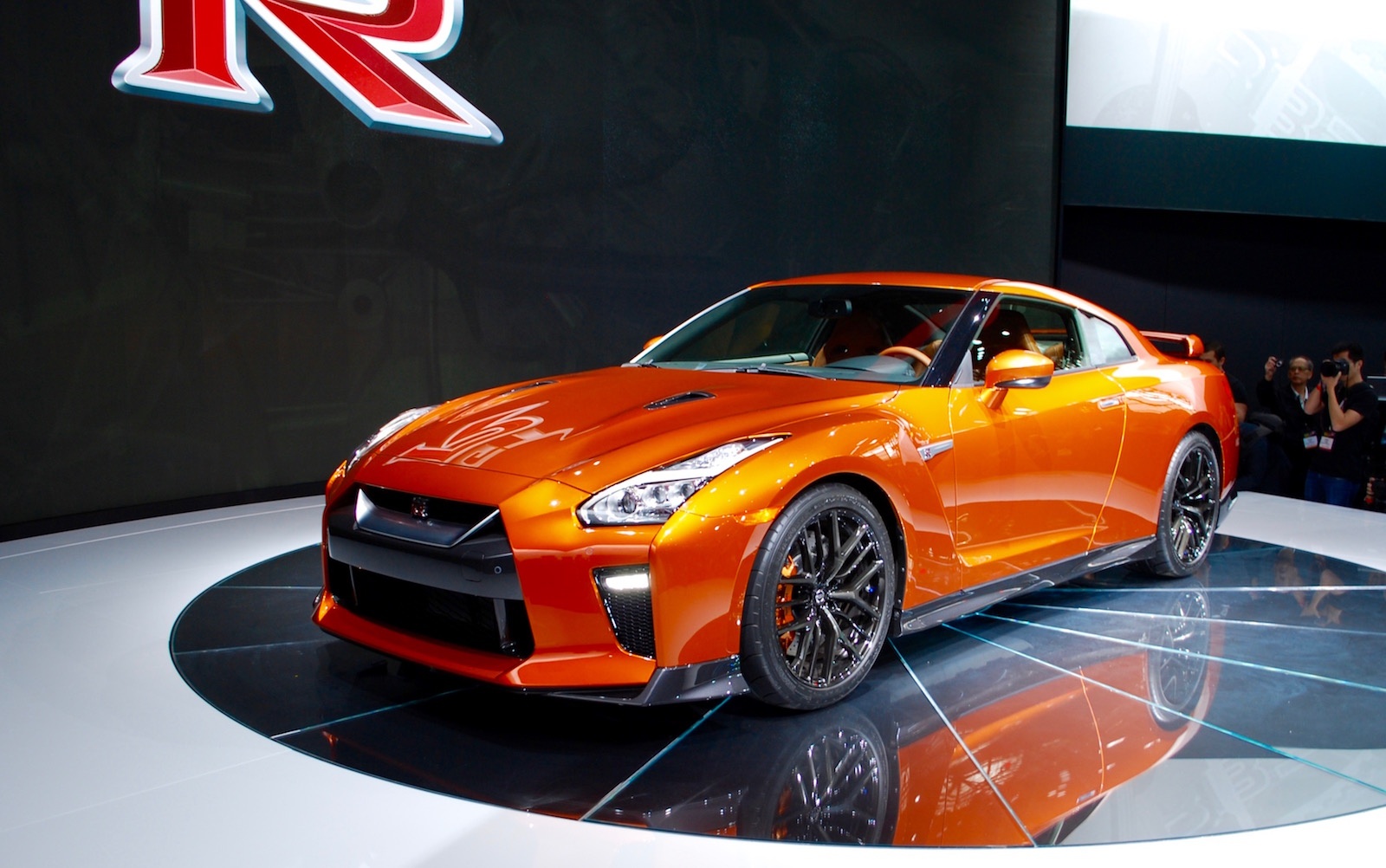 Nissan GT-R 2017 thay doi noi that, nang cap dong co hinh anh