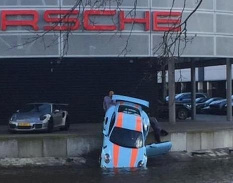 Sieu xe Porsche 911 GT3 RS lao xuong kenh nuoc hinh anh