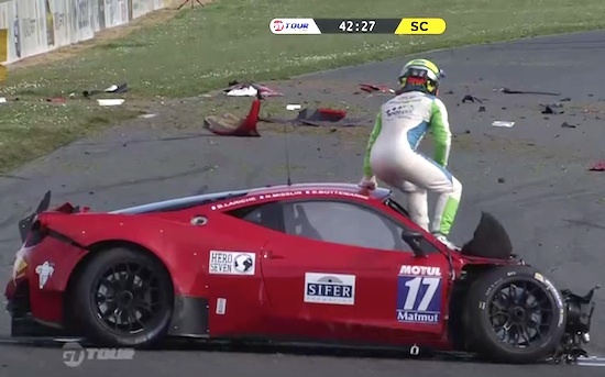 Lai xe Ferrari chui ra tu kinh truoc sau tai nan hinh anh