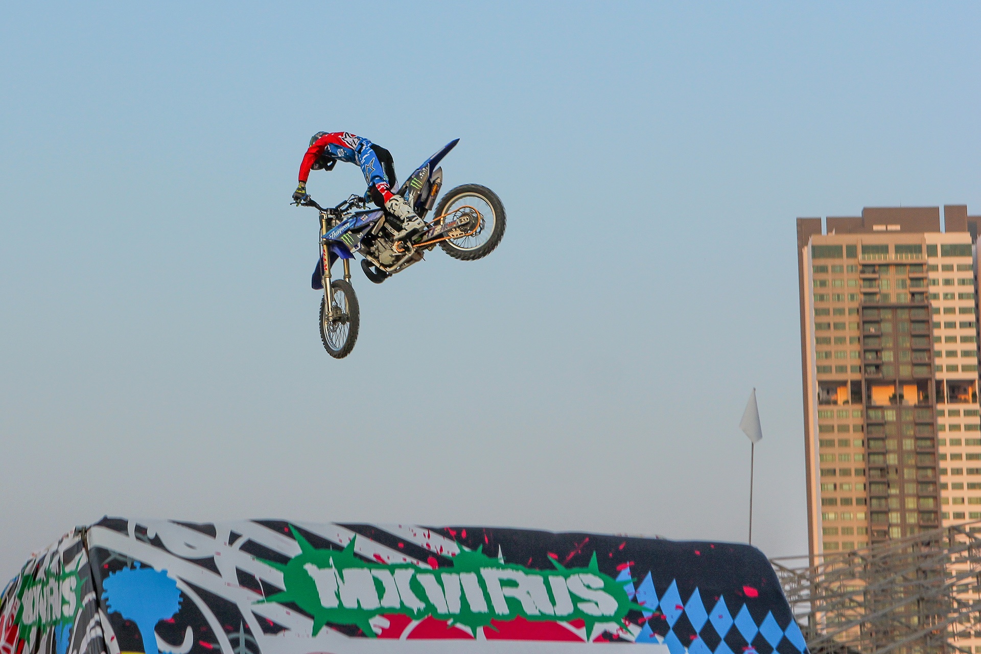 trinh dien moto bay anh 2