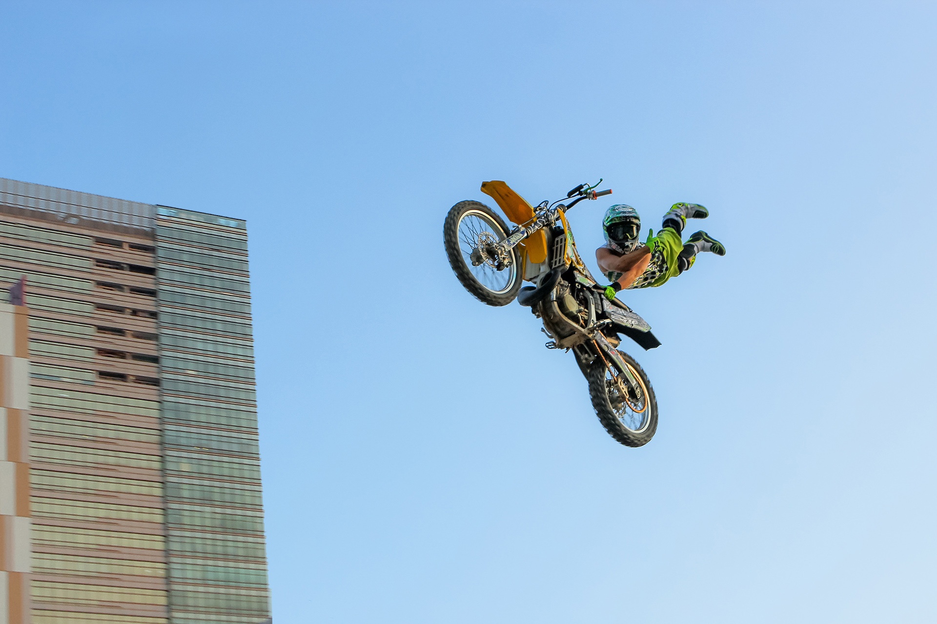 trinh dien moto bay anh 3