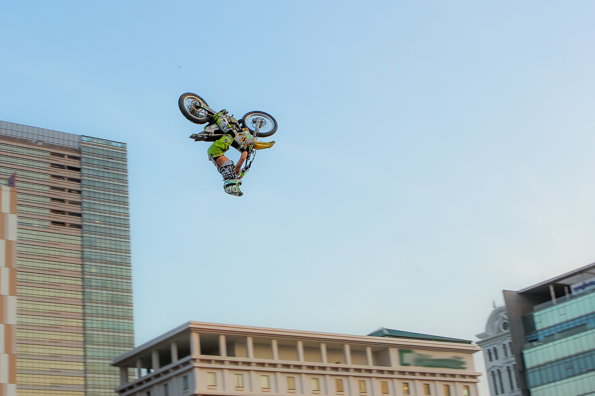 trinh dien moto bay anh 4