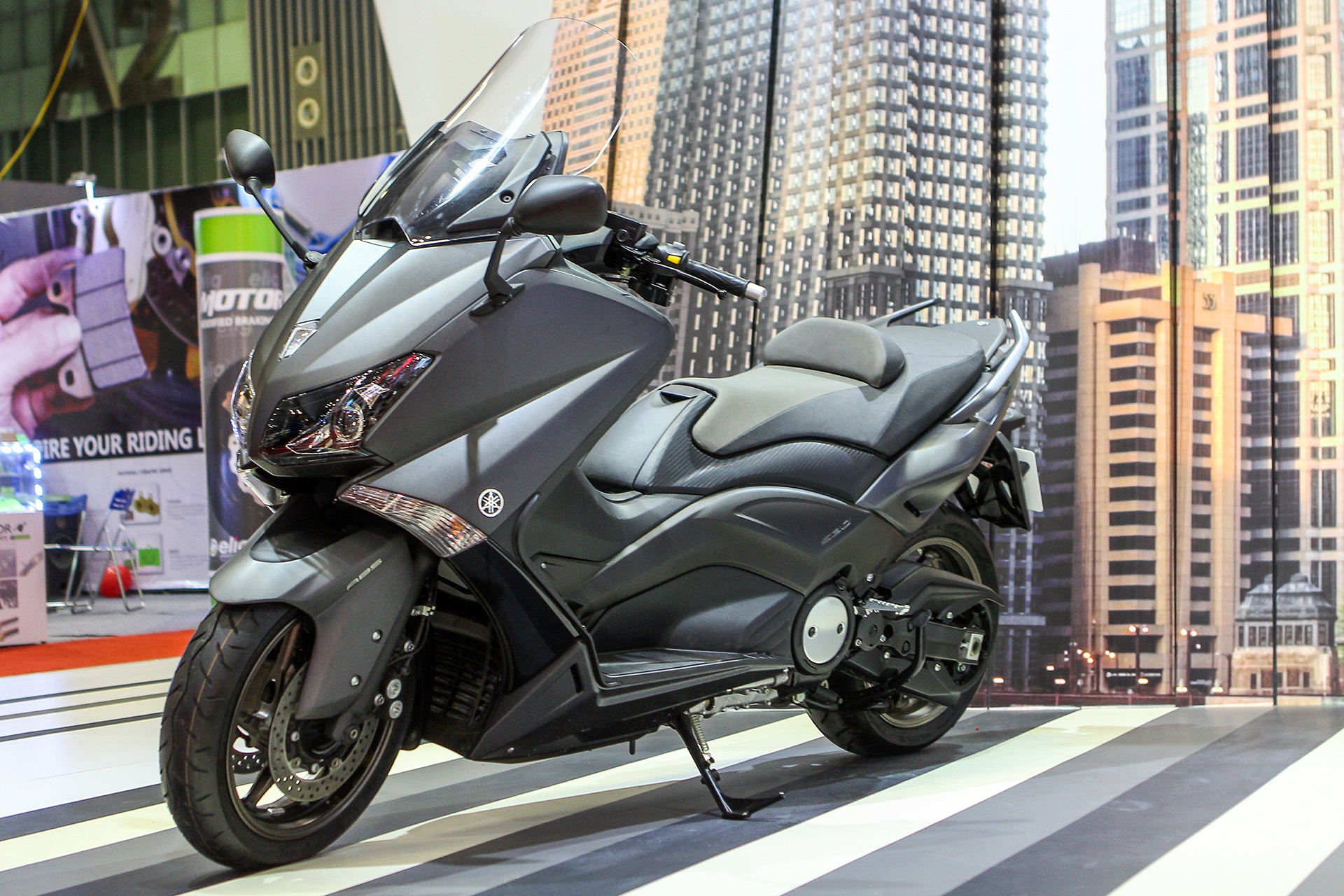 Chi tiet xe tay ga 530 phan khoi Yamaha TMAX tai Viet Nam hinh anh