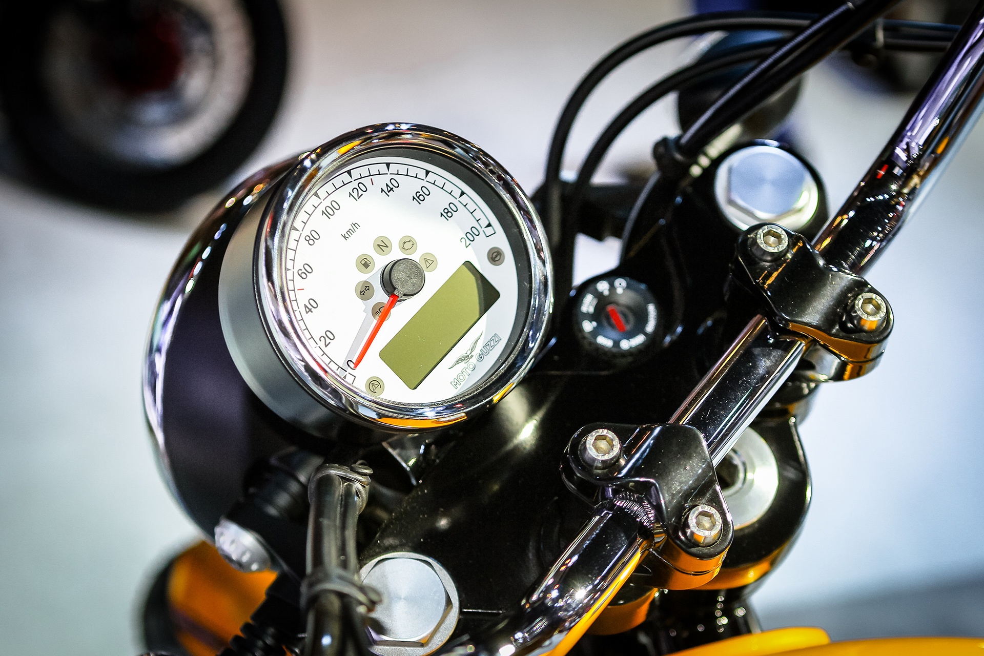 Moto Guzzi V9 Roamer tai viet nam anh 3