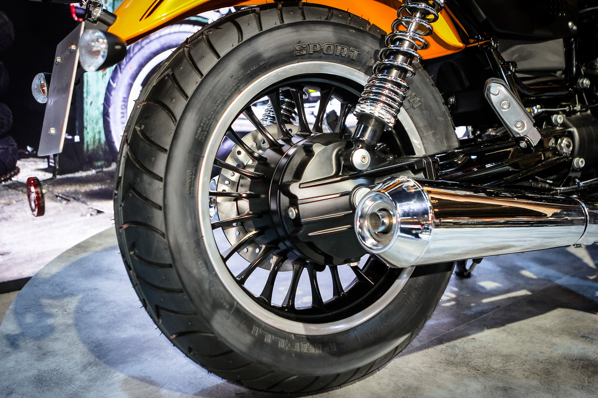 Moto Guzzi V9 Roamer tai viet nam anh 8