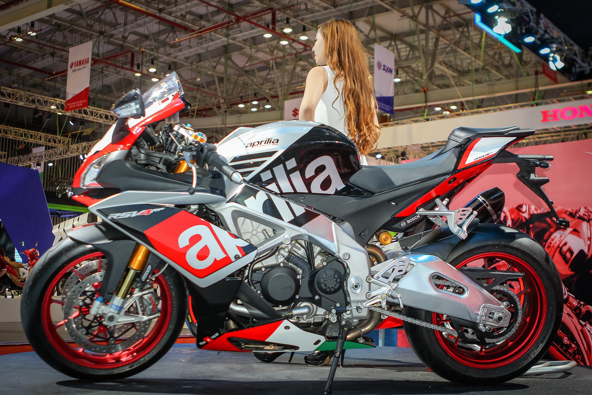 Sieu moto hiem Aprilia RSV4 RF 2016 dau tien tai Viet Nam hinh anh