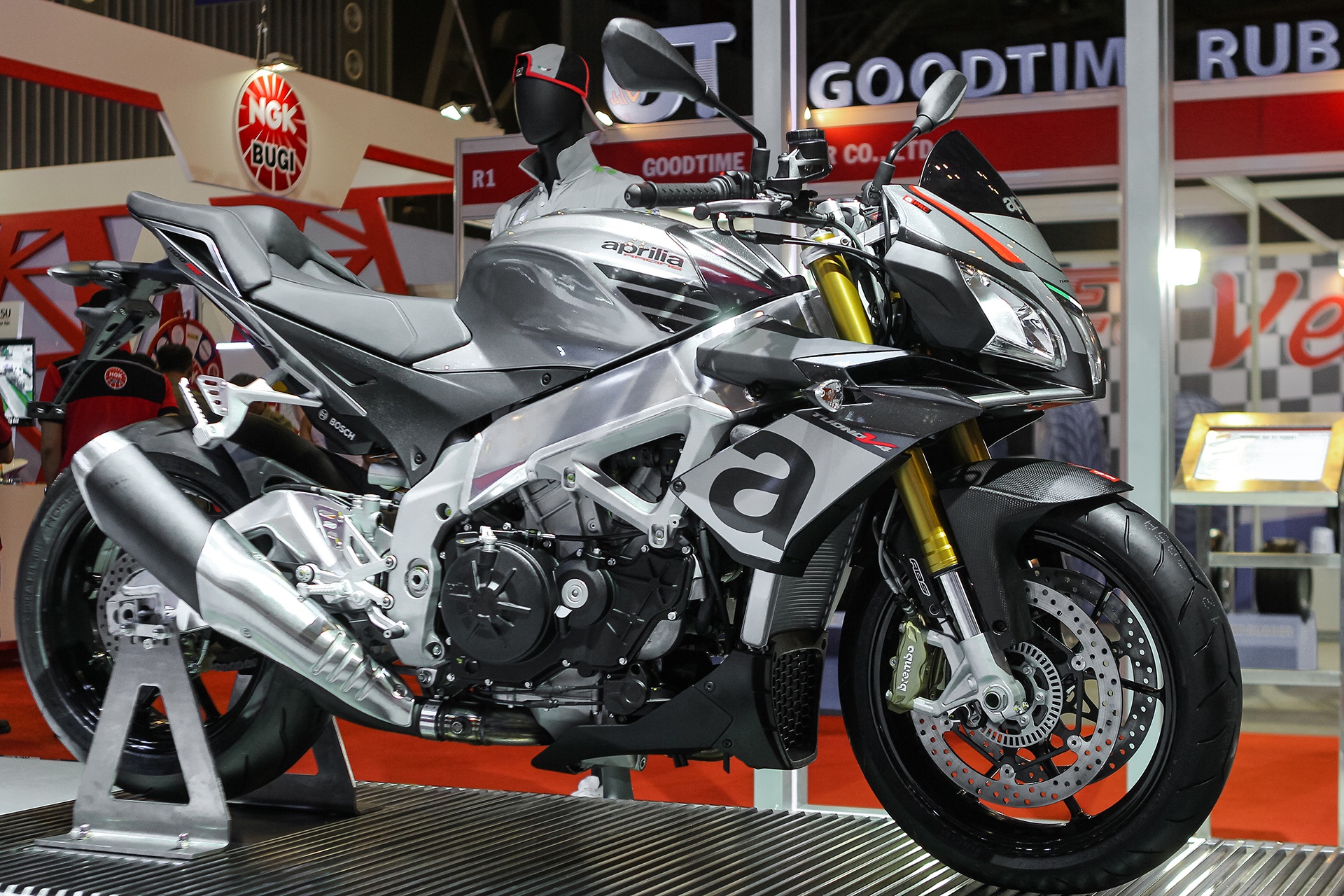 Aprilia Tuono 2016 - doi thu cua Kawasaki Z1000 tai Viet Nam hinh anh
