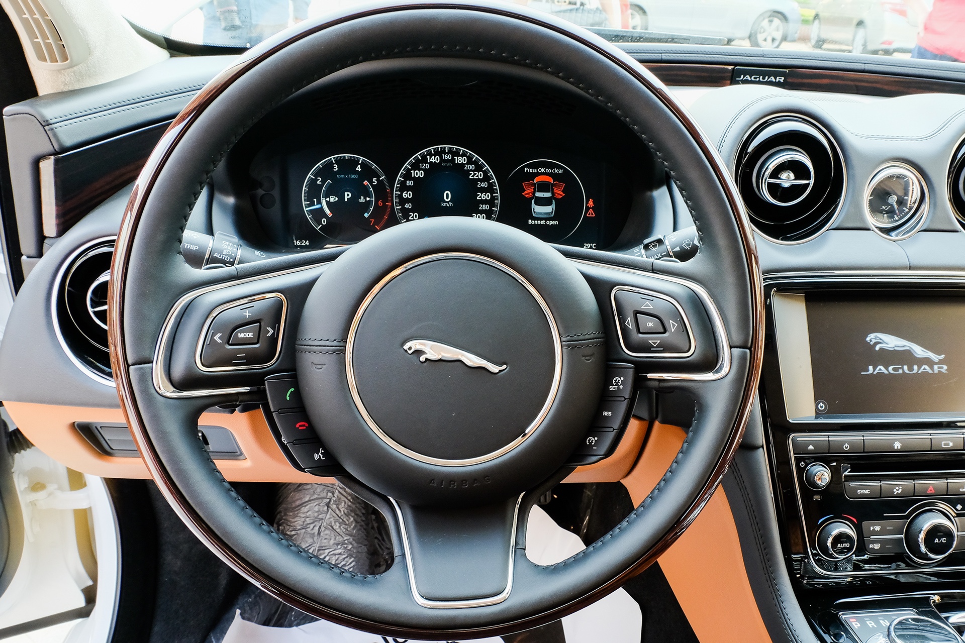 Jaguar XJL 2016 tại Việt Nam ảnh 8 Jaguar XJL 2016 tai Viet Nam anh 8