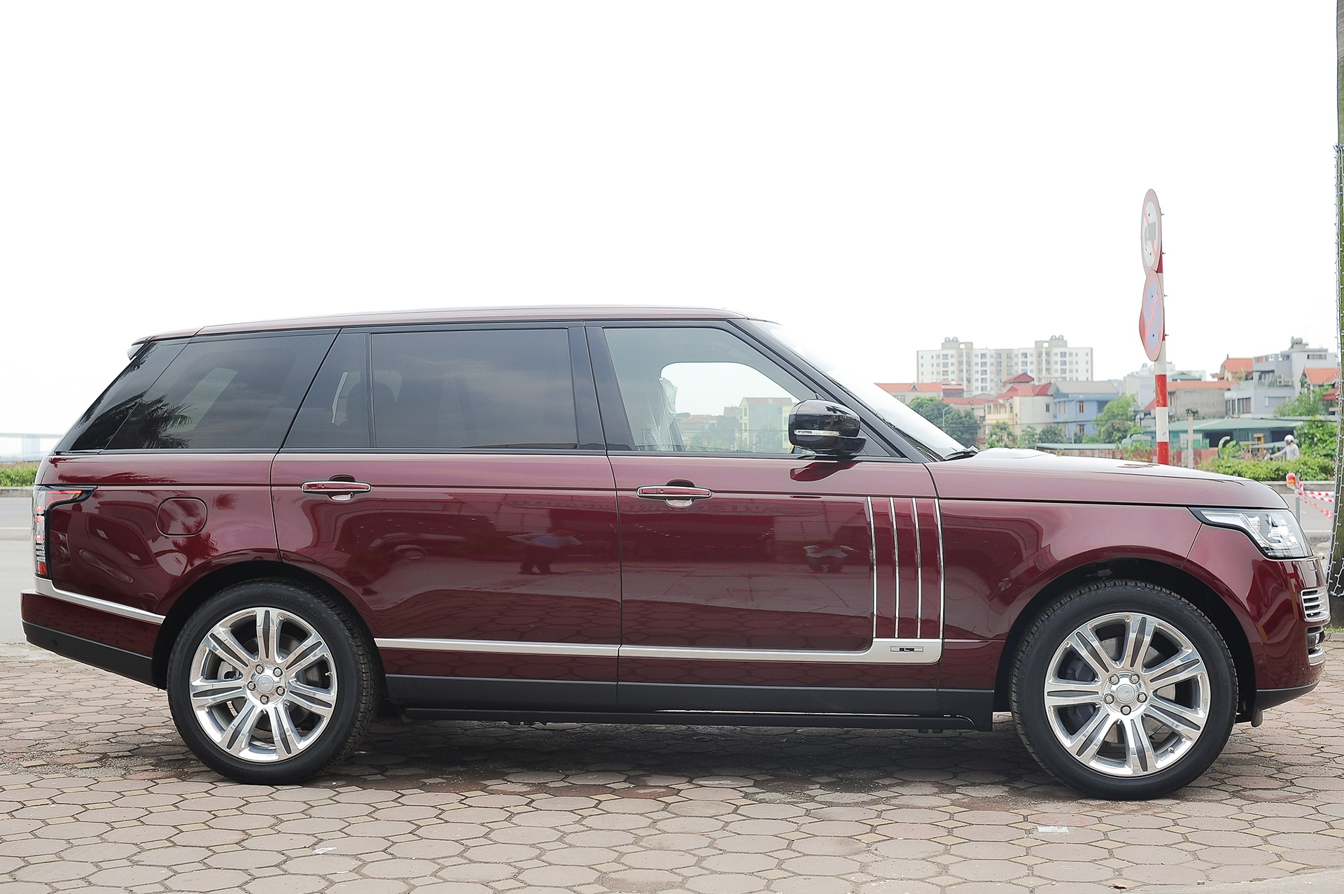Range Rover Black Edition mau doc anh 2