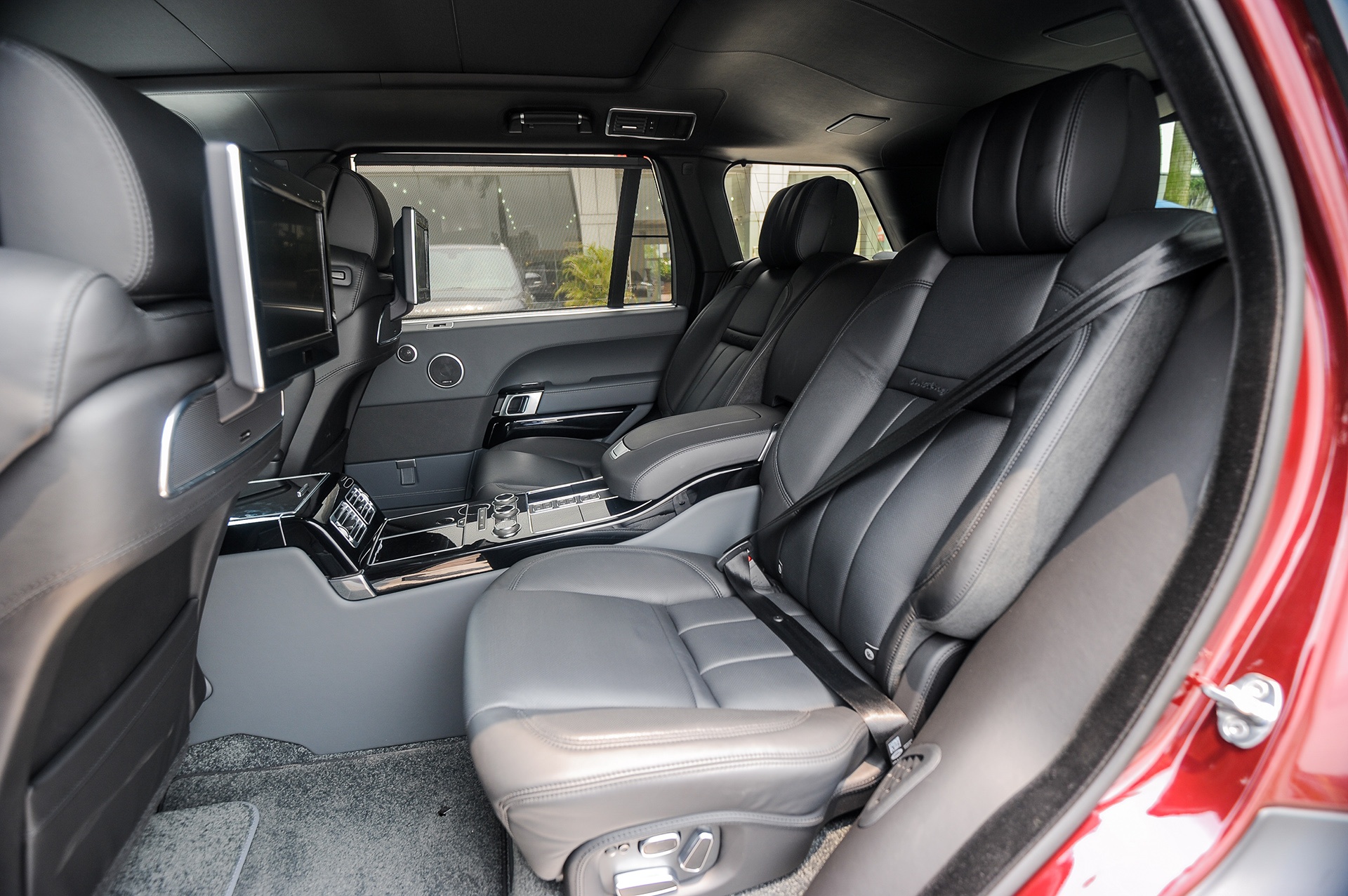 Range Rover Black Edition mau doc anh 9