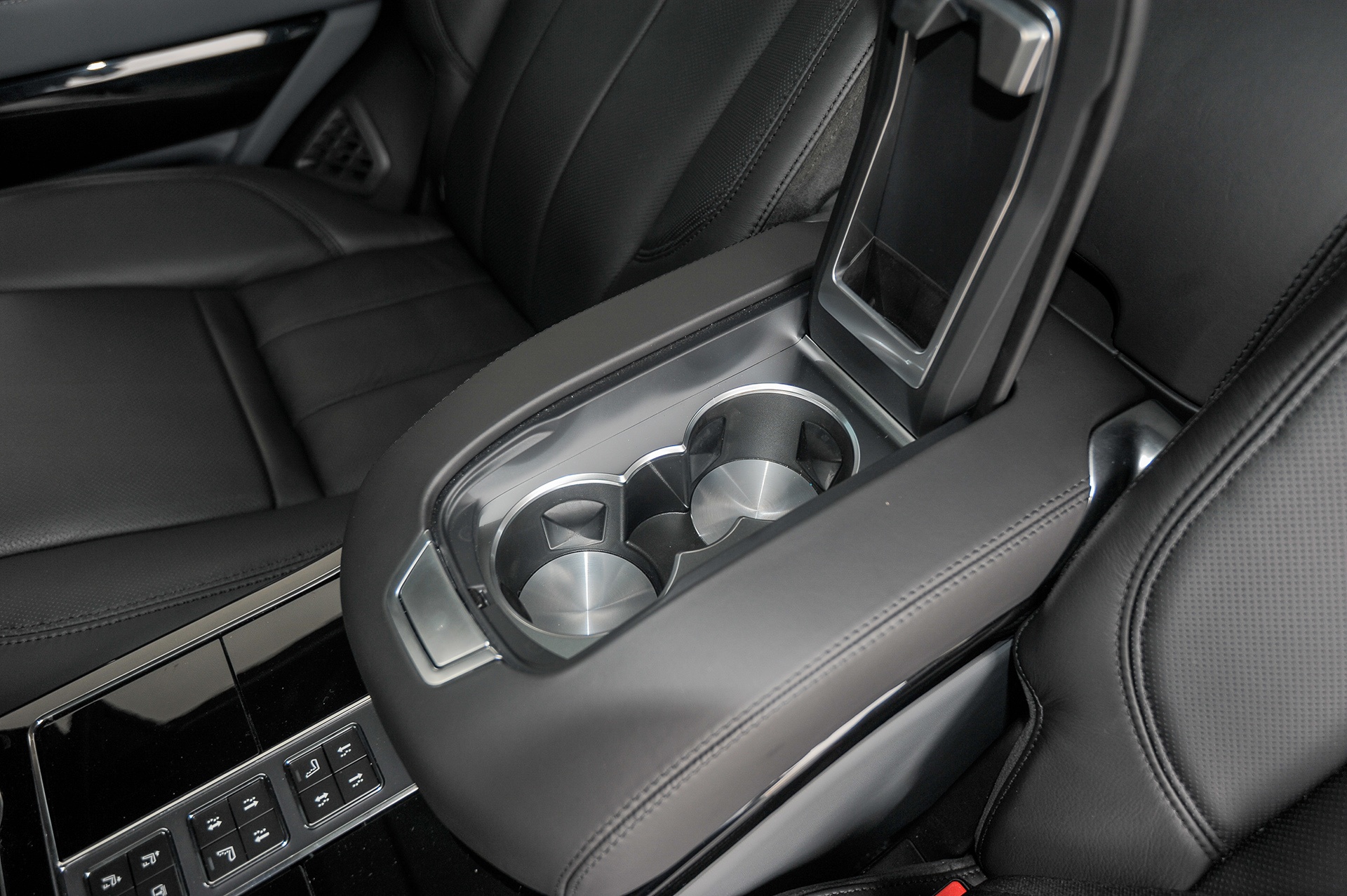 Range Rover Black Edition mau doc anh 11