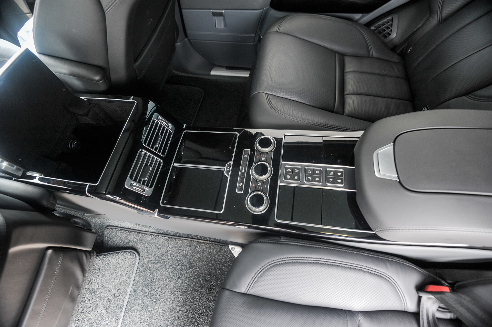 Range Rover Black Edition mau doc anh 10