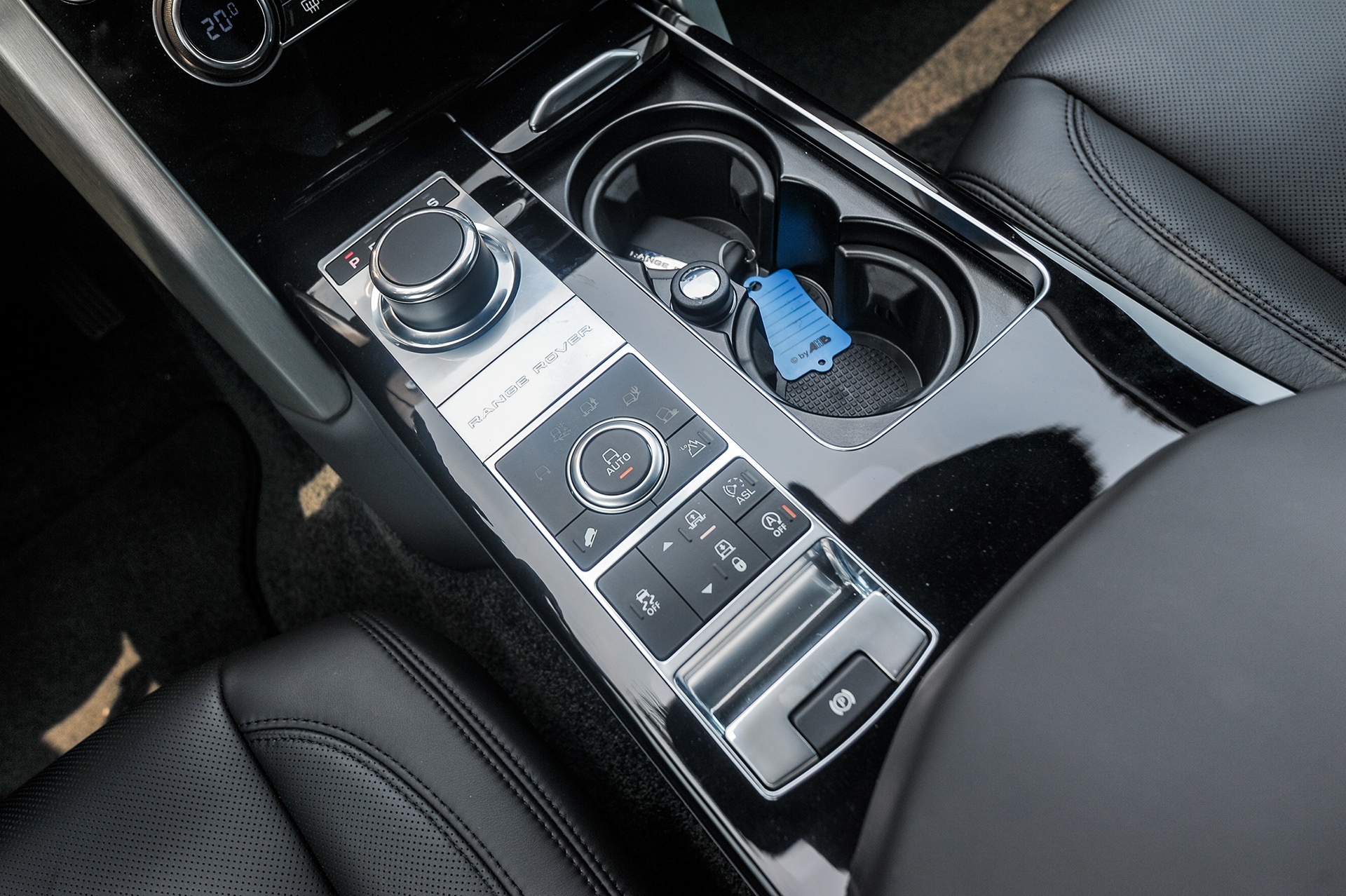 Range Rover Black Edition mau doc anh 8