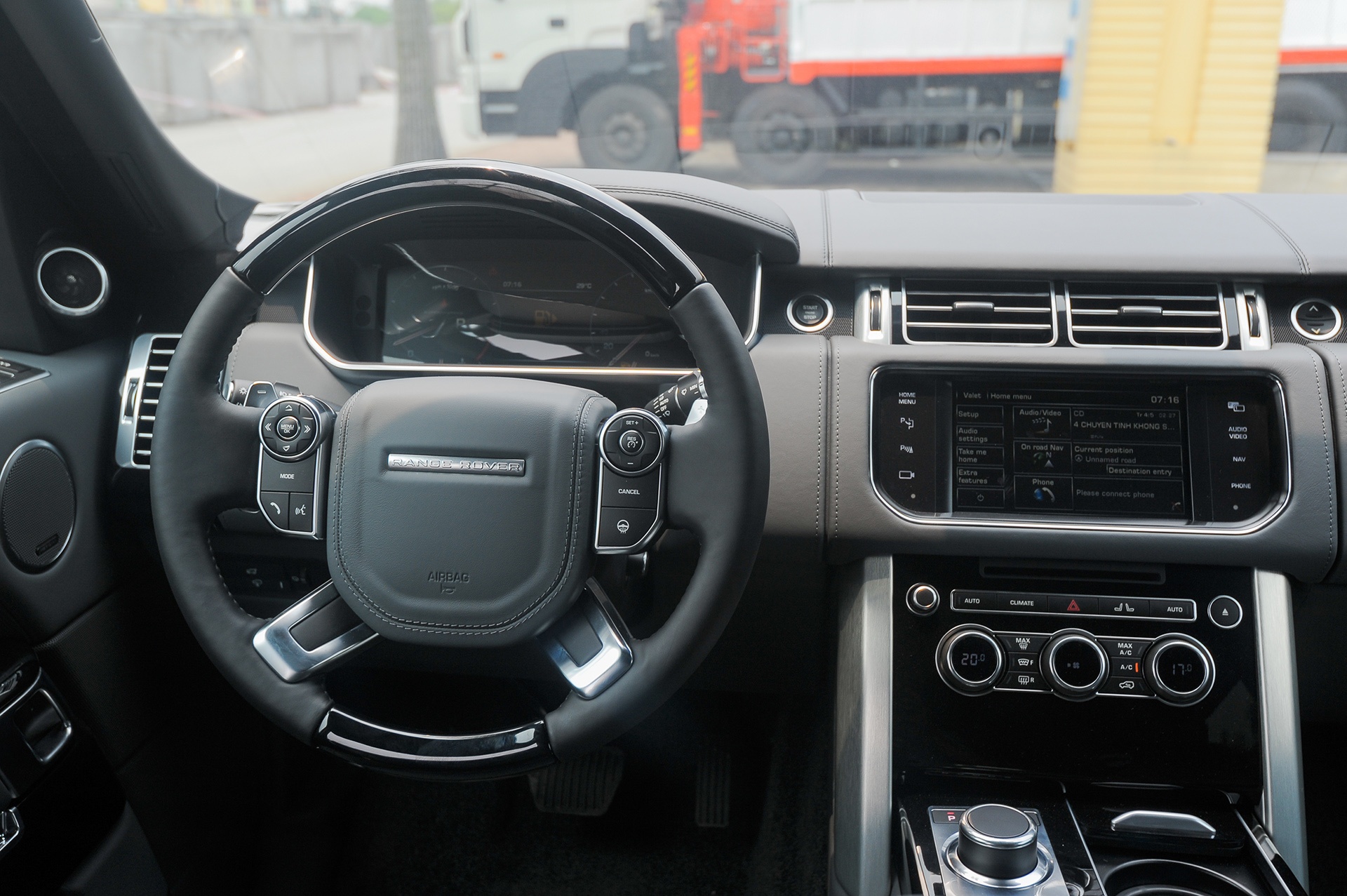 Range Rover Black Edition mau doc anh 7