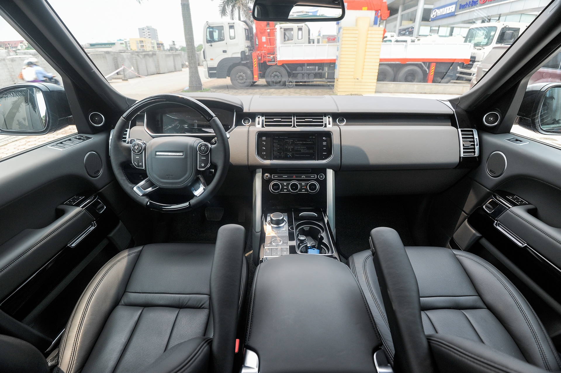 Range Rover Black Edition mau doc anh 6