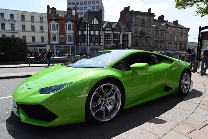 Sieu xe Lamborghini Huracan lam taxi tai Anh hinh anh