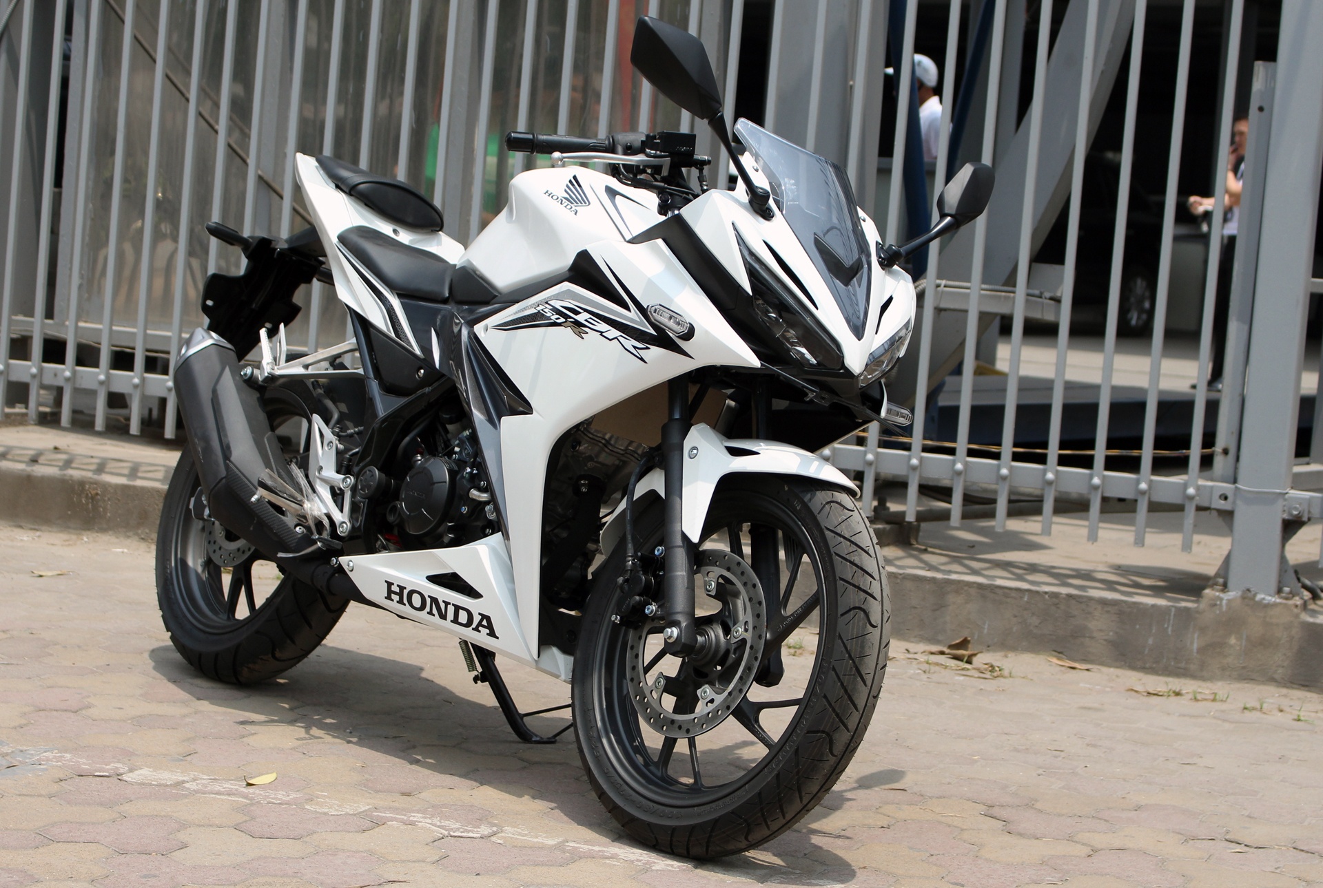 Honda CBR150R 2016 dau tien ve Ha Noi, gia khoang 100 trieu hinh anh