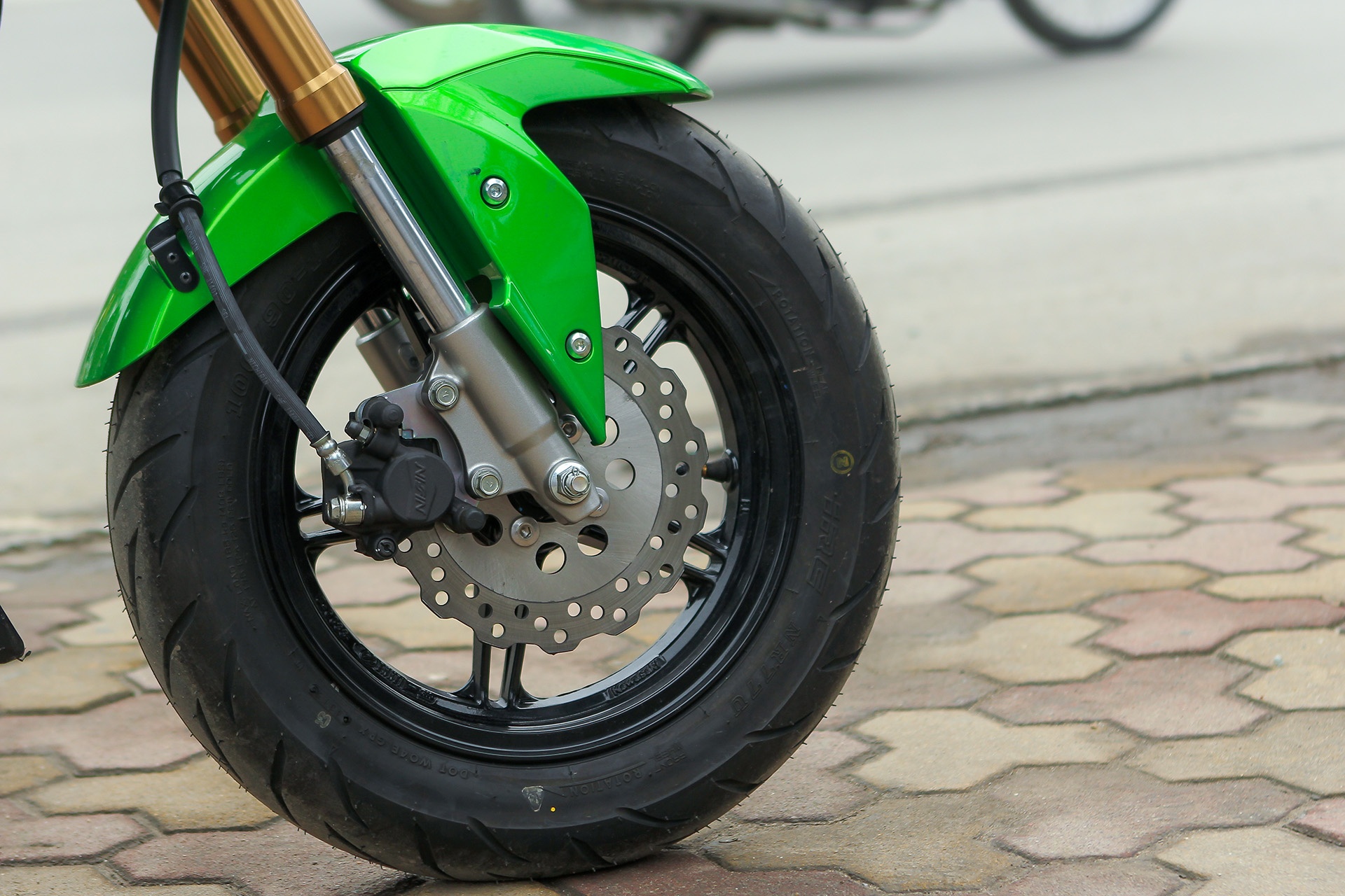 so sanh Honda MSX 2016 va Kawasaki Z125 anh 10