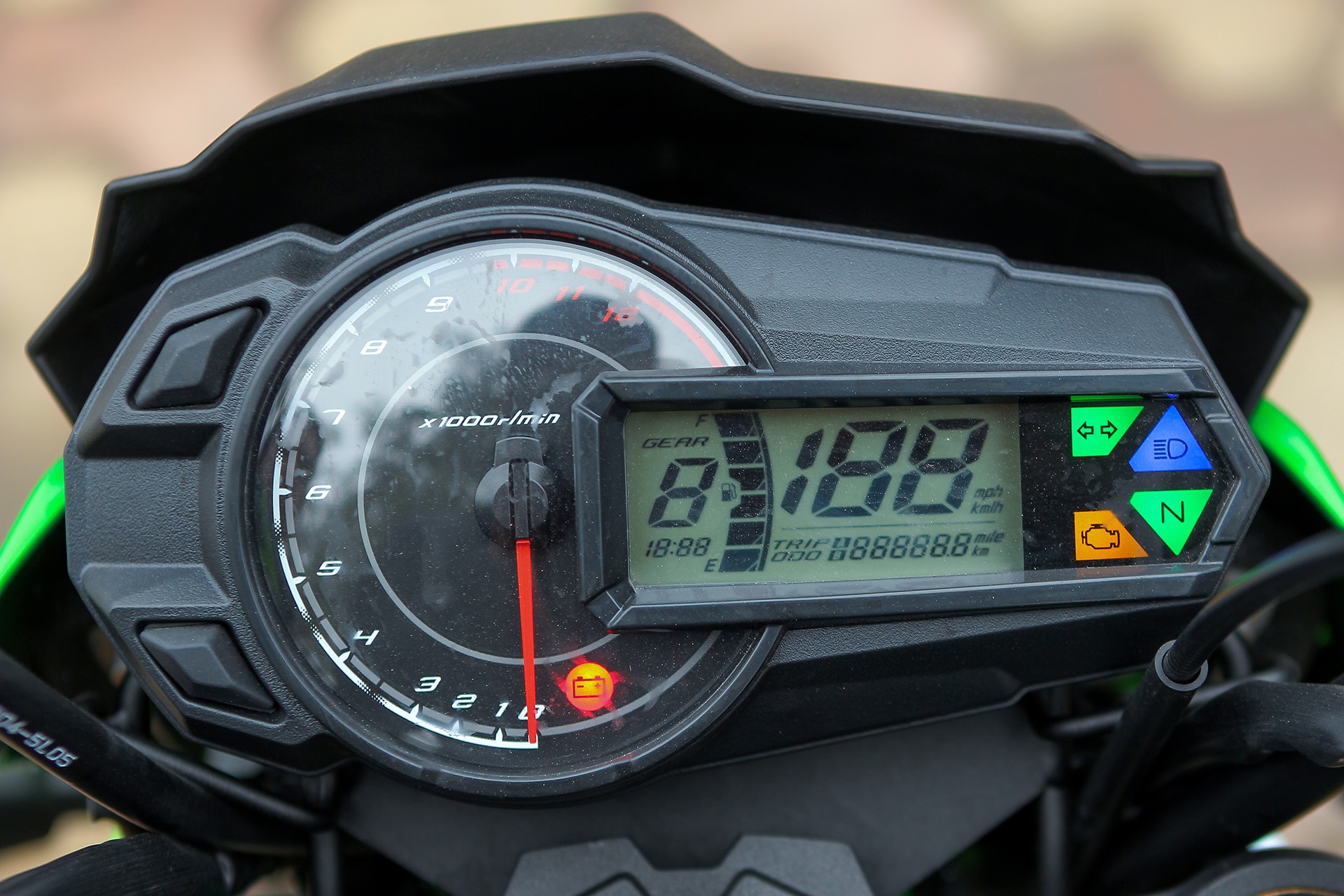 so sanh Honda MSX 2016 va Kawasaki Z125 anh 8