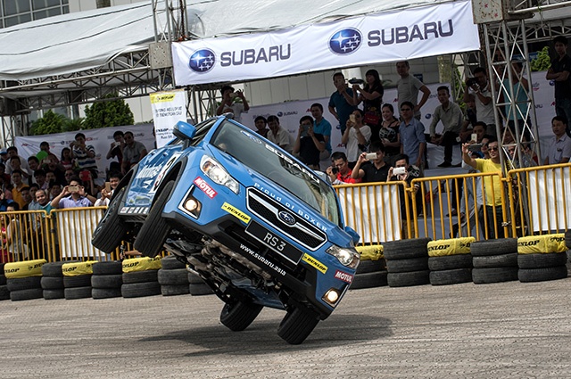 Tay lai 65 tuoi bieu dien oto mao hiem tai Ha Noi hinh anh