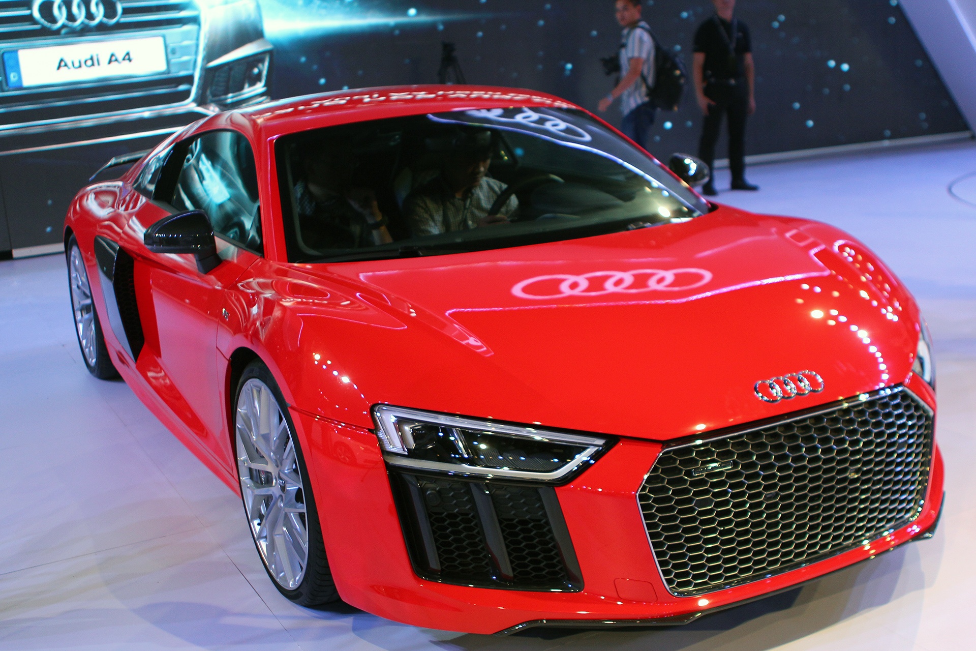Audi trung bay sieu xe R8 V10 Plus trong trien lam rieng hinh anh