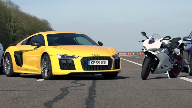 Man so tai cua R8 V10 Plus voi Ducati 959 Panigale hinh anh