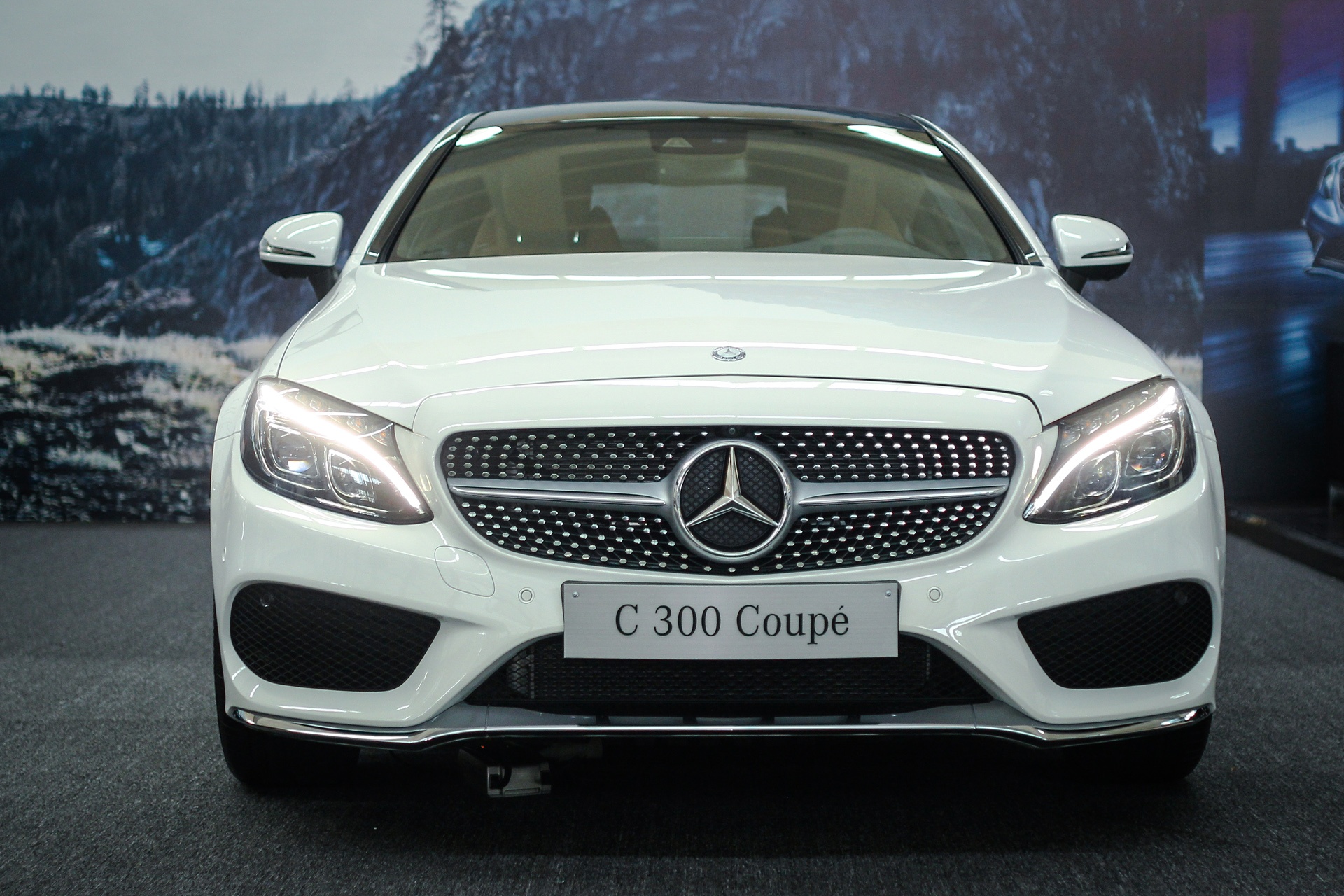 Mercedes-Benz C300 Coupe tai Viet Nam anh 2