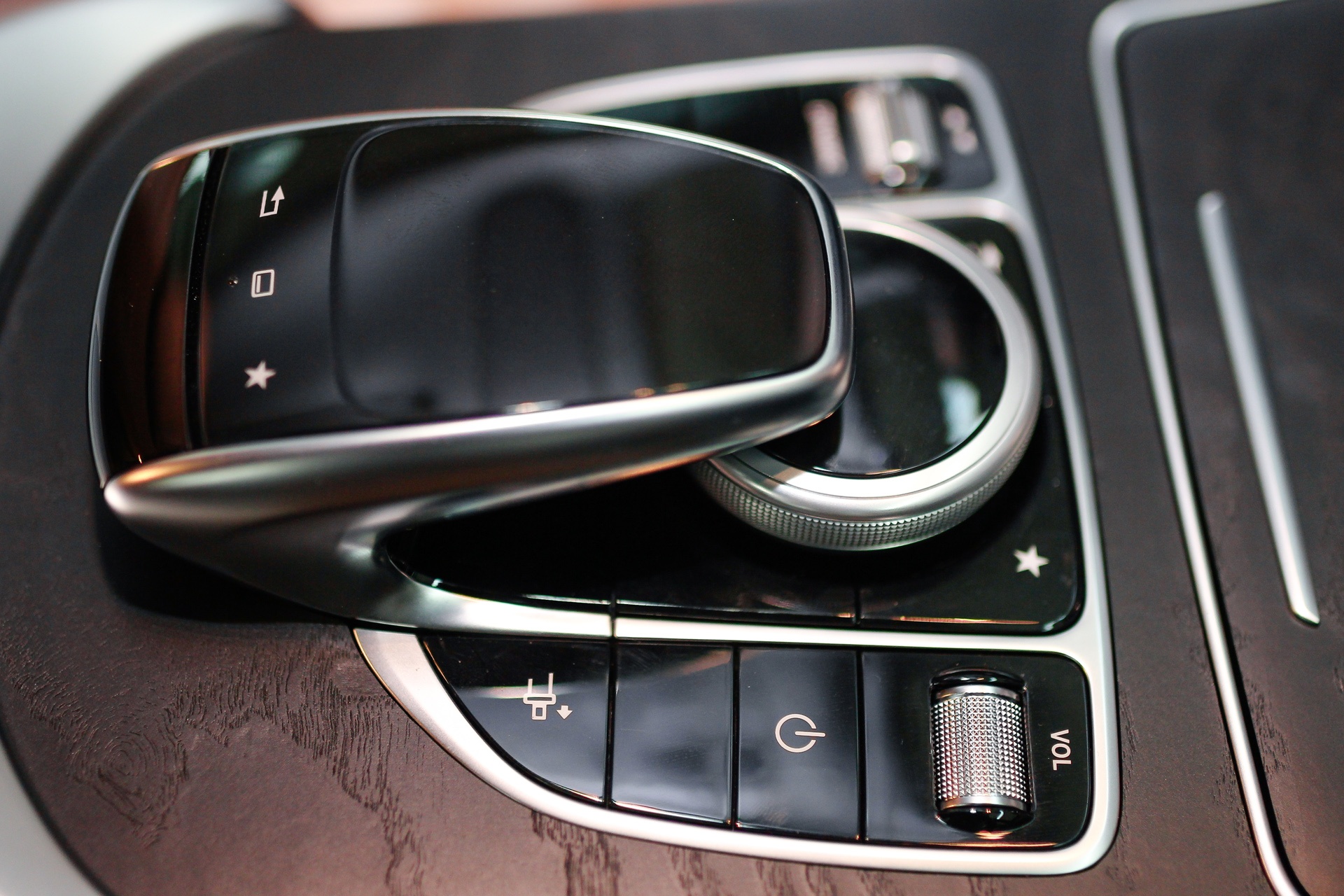 Mercedes-Benz C300 Coupe tai Viet Nam anh 8