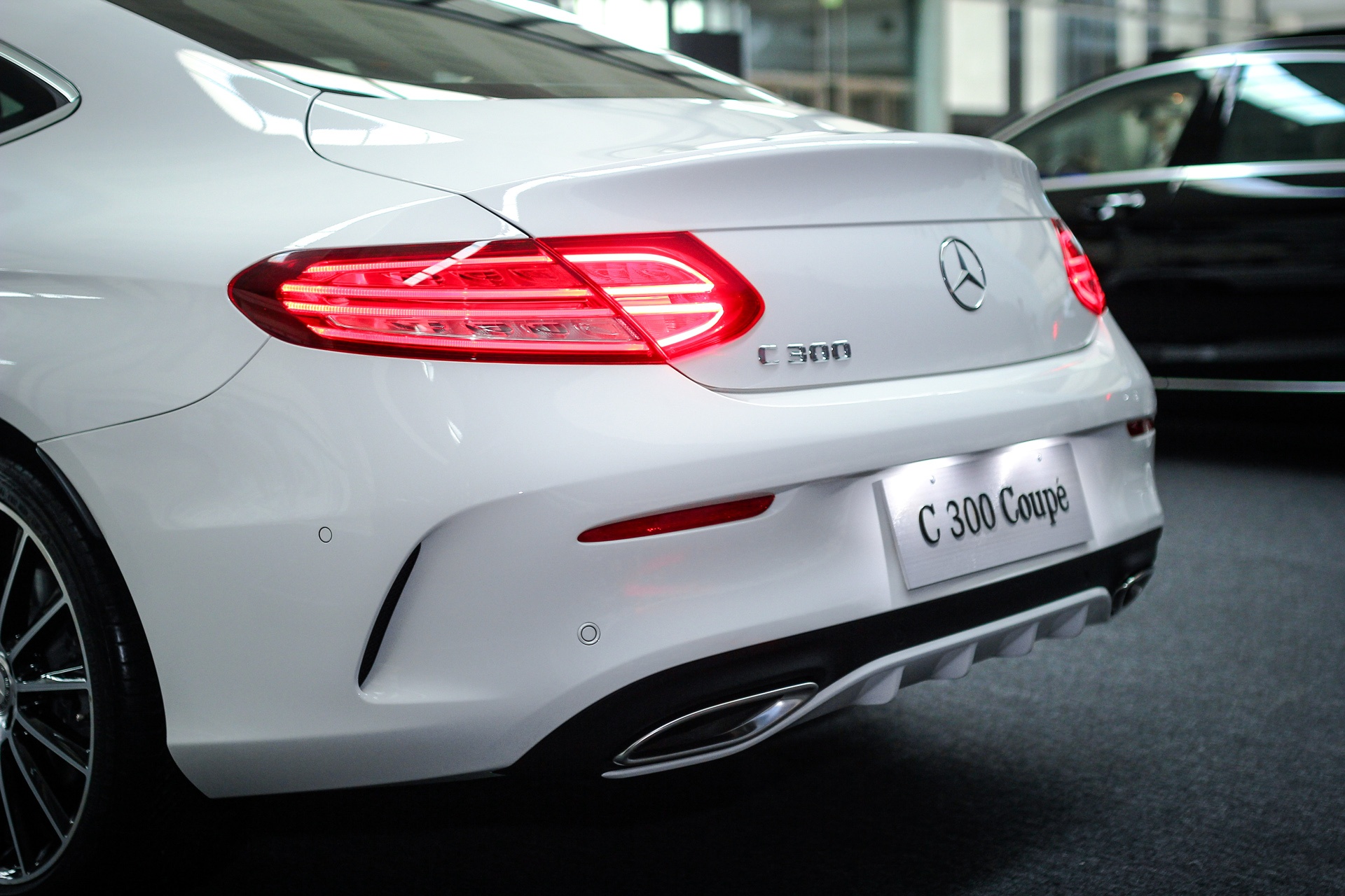 Mercedes-Benz C300 Coupe tai Viet Nam anh 3