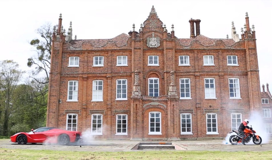 Sieu xe trieu do LaFerrari keo co cung KTM SuperDuke hinh anh