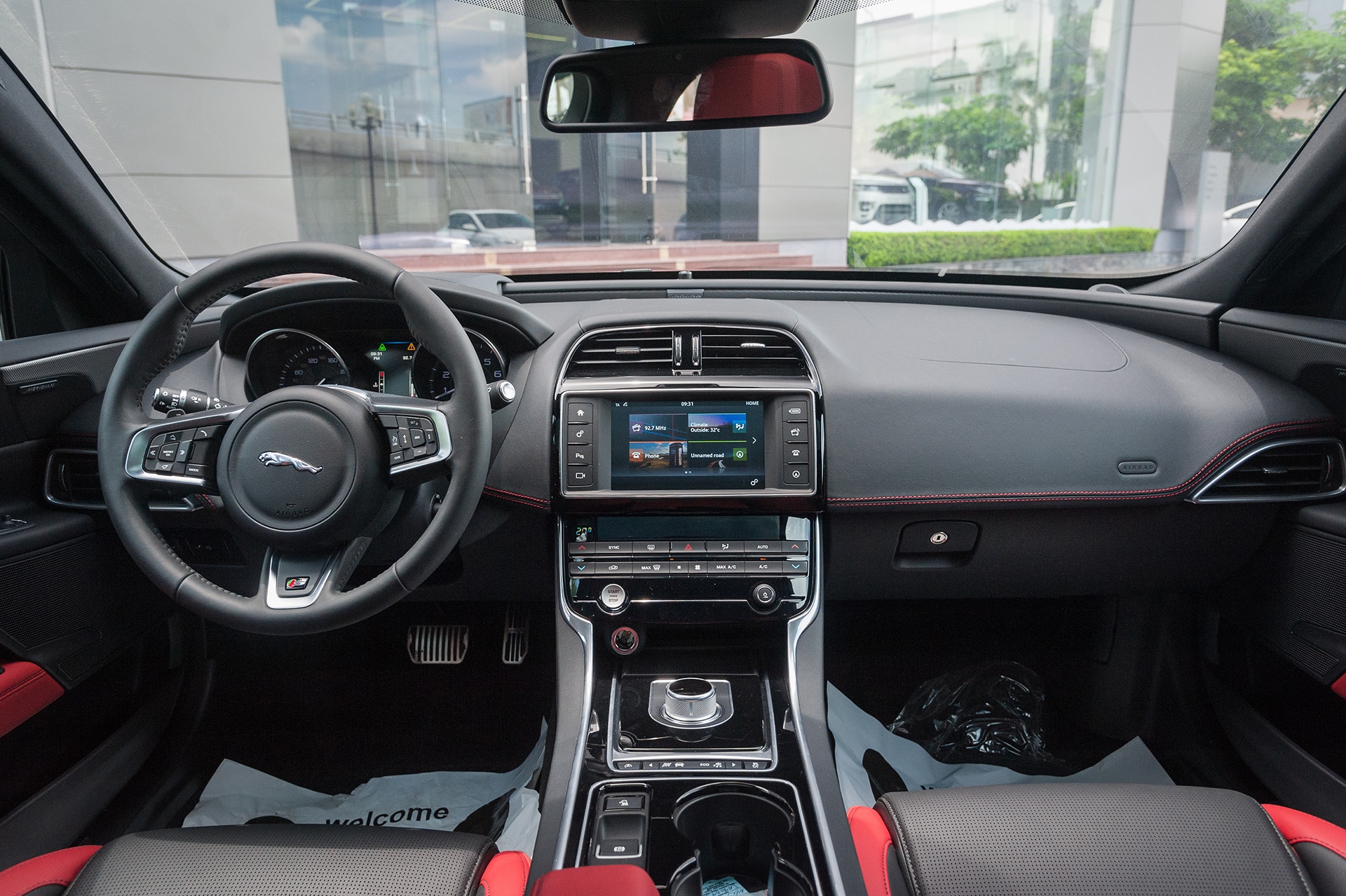 Jaguar XE S 2016 dau tien tai Ha Noi anh 6