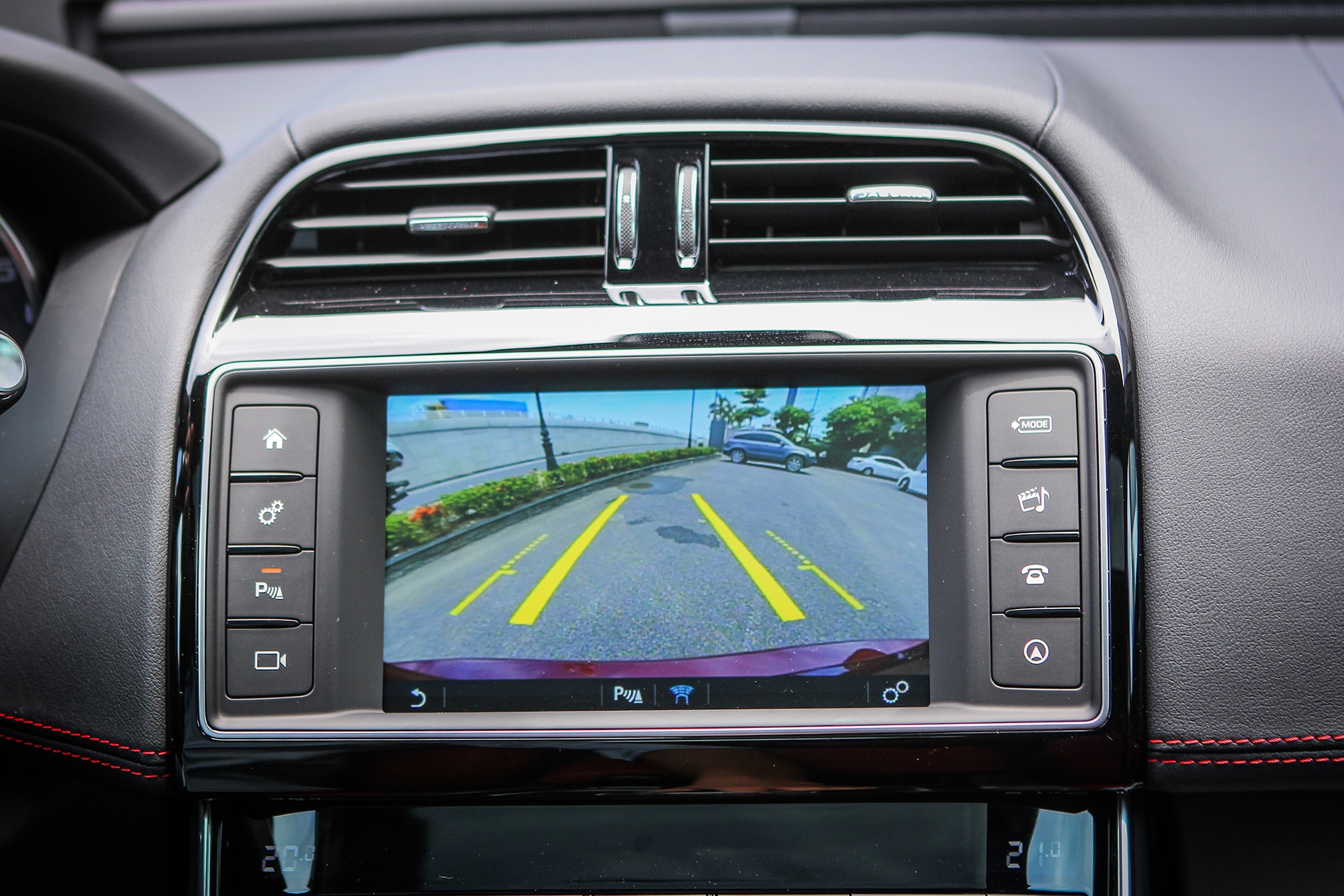 Jaguar XE S 2016 dau tien tai Ha Noi anh 13