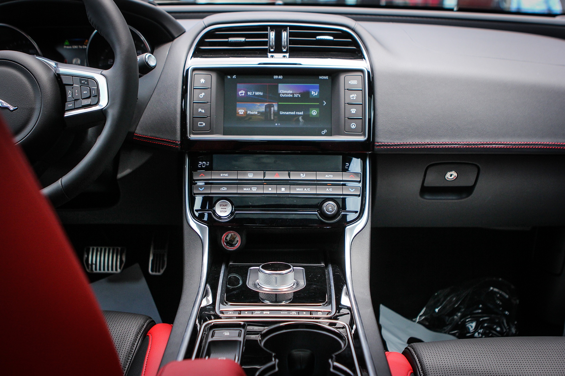 Jaguar XE S 2016 dau tien tai Ha Noi anh 9