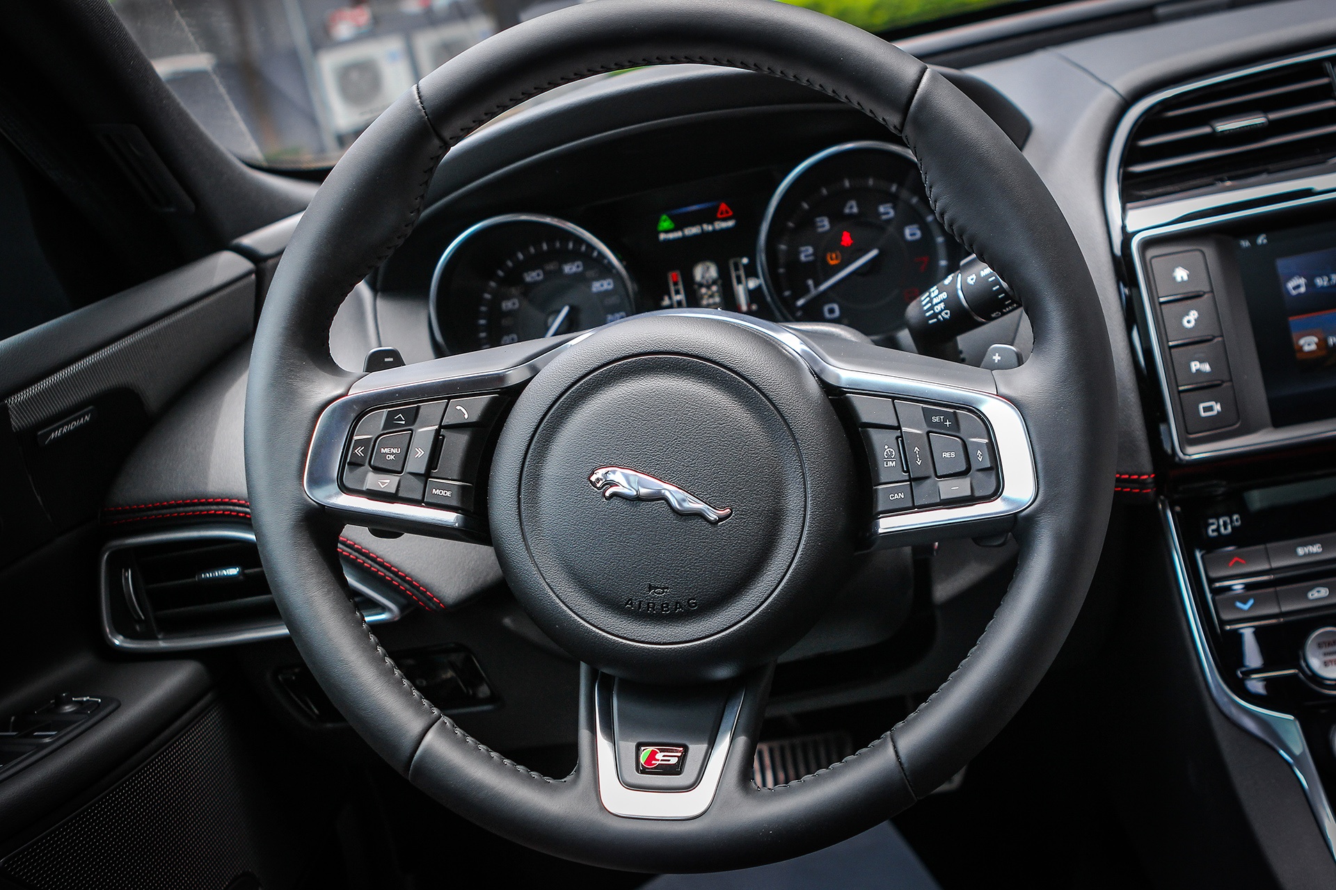 Jaguar XE S 2016 dau tien tai Ha Noi anh 7