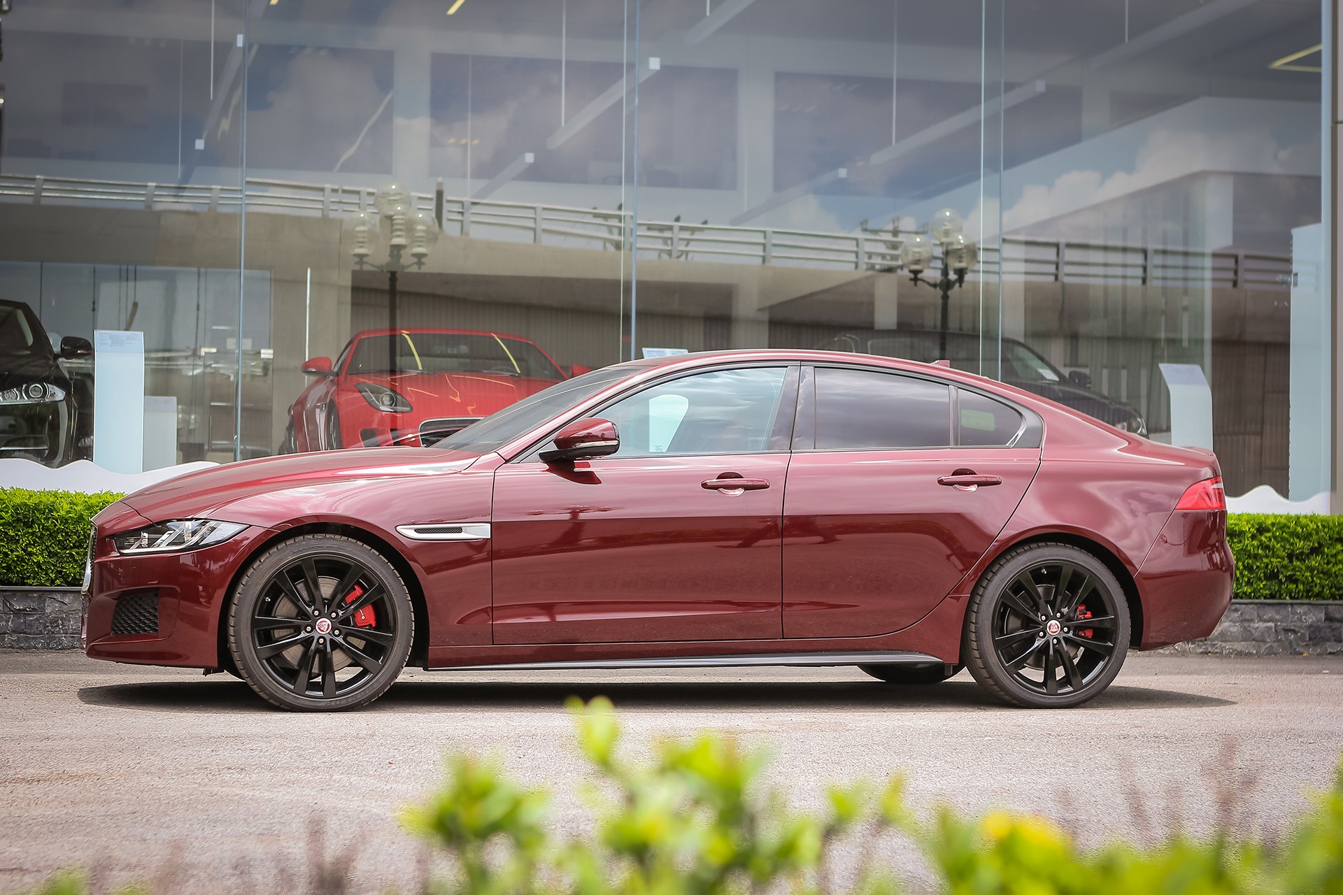 Jaguar XE S 2016 dau tien tai Ha Noi anh 2