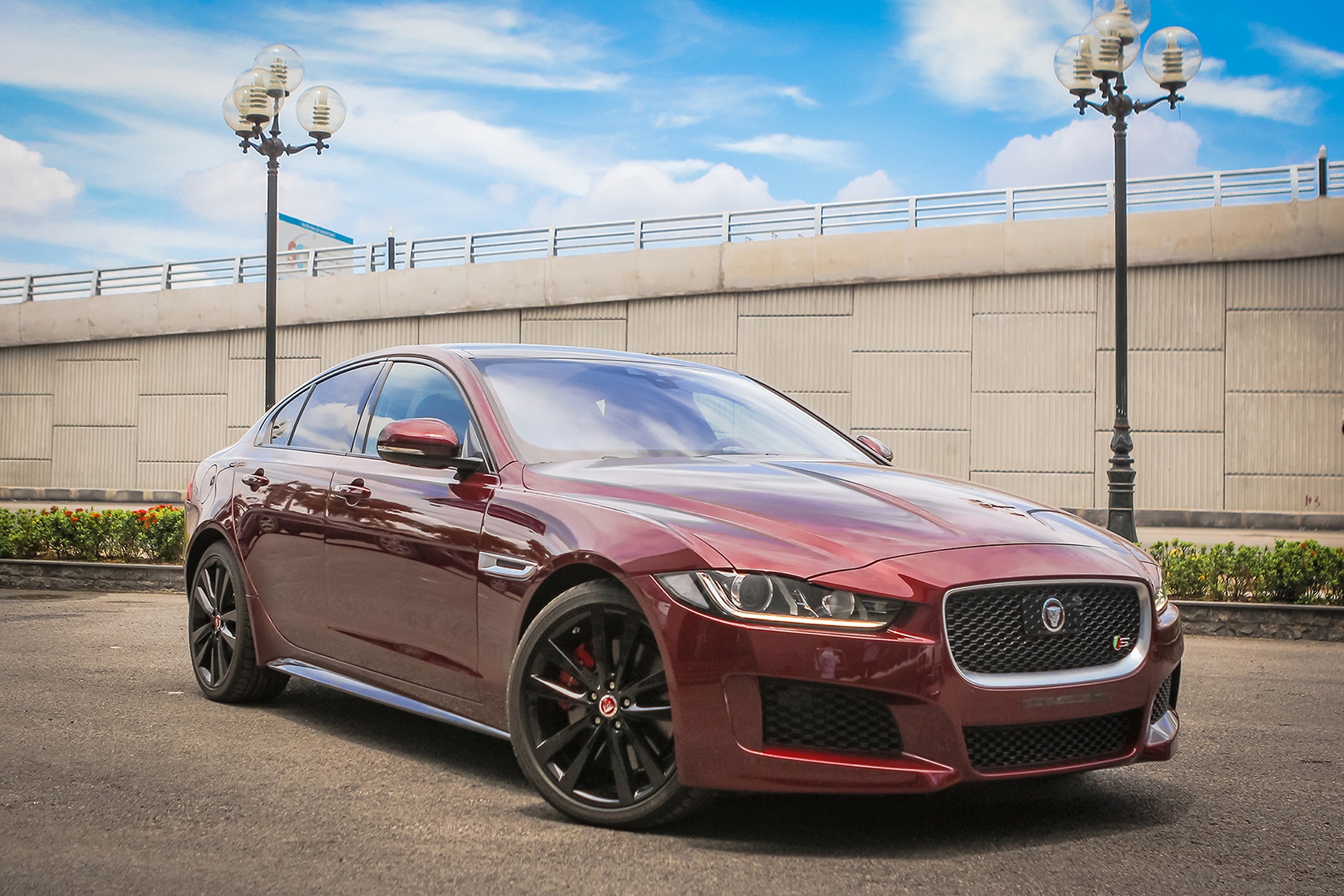 Chi tiet sedan the thao Jaguar XE S dau tien tai Ha Noi hinh anh