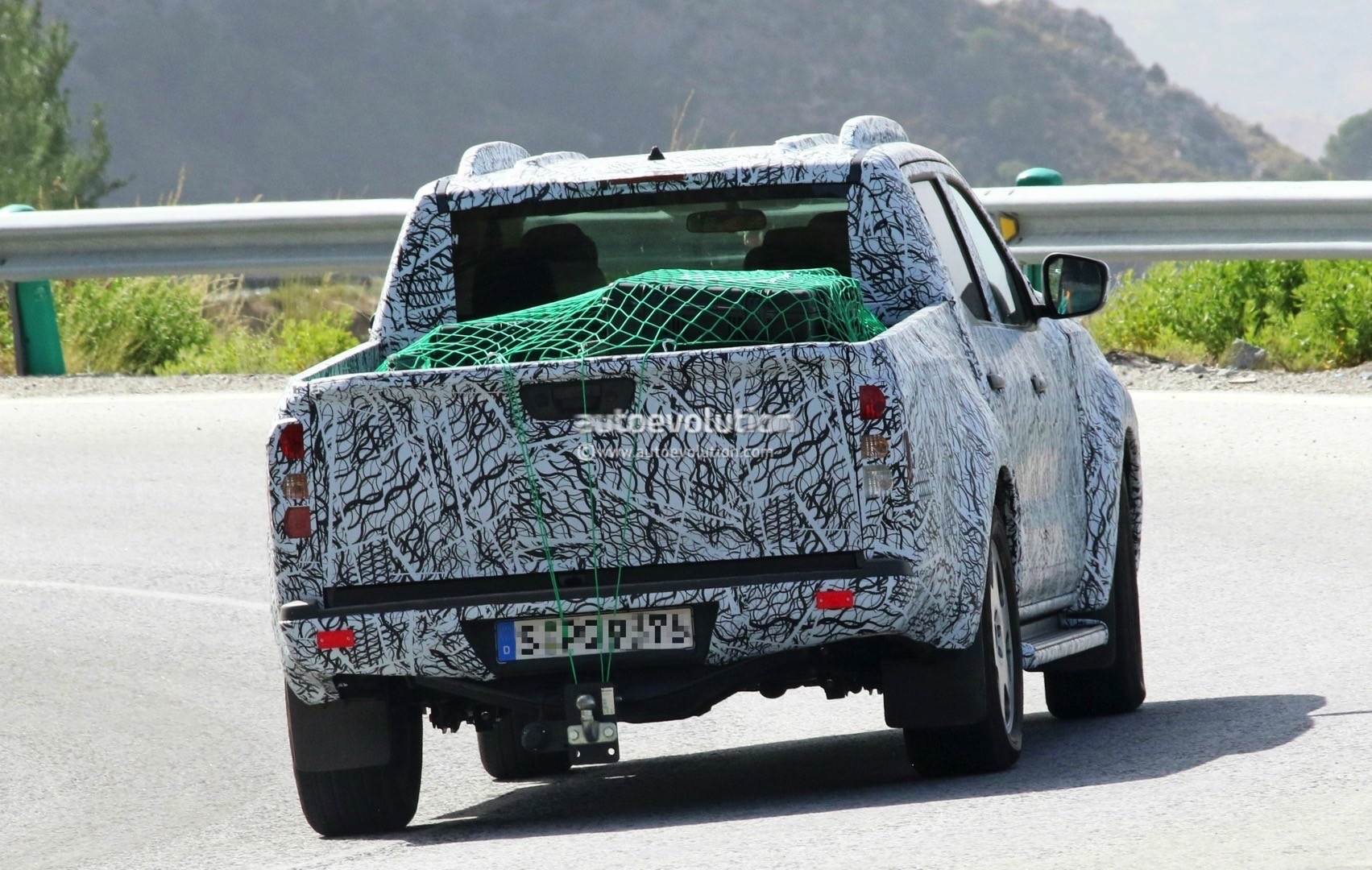 xe ban tai Mercedes-Benz chay thu anh 5