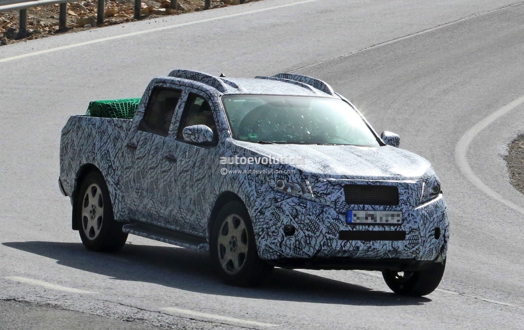 xe ban tai Mercedes-Benz chay thu anh 2