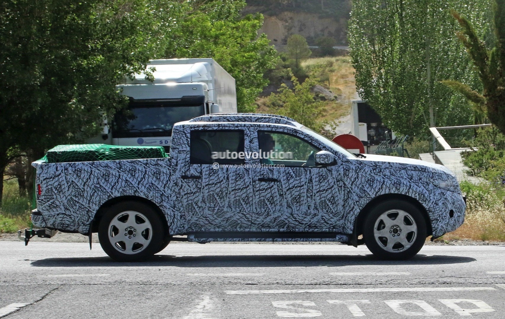 xe ban tai Mercedes-Benz chay thu anh 3