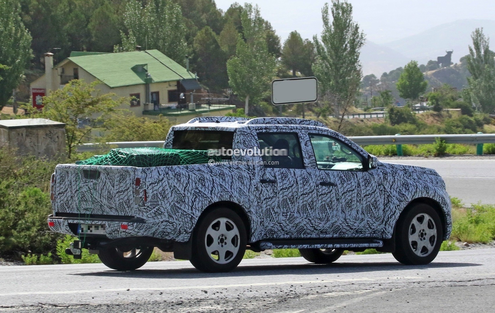 xe ban tai Mercedes-Benz chay thu anh 4