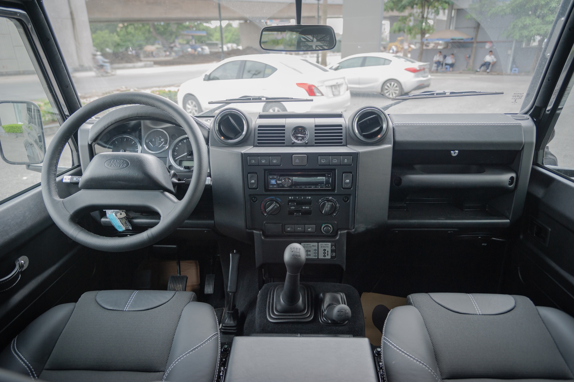 Land Rover Defender gia hon 2 ty tai Viet Nam anh 5