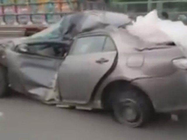 Toyota Corolla bep rum van chay tren duong hinh anh