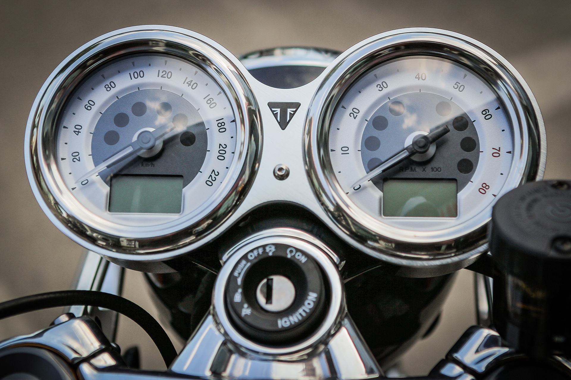 Triumph Thruxton 1200R 2016 tai Ha Noi anh 5