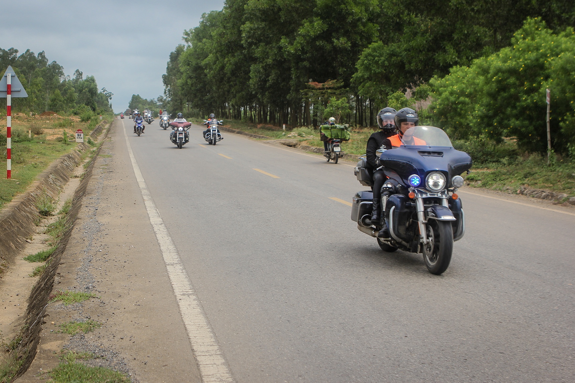 Gan 40 xe Harley-Davidson chinh phuc duong mon Ho Chi Minh hinh anh
