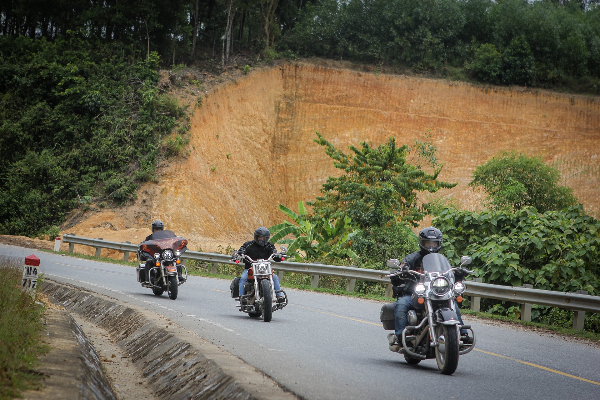 Dan xe Harley-Davidson rong ruoi tren duong Ho Chi Minh hinh anh
