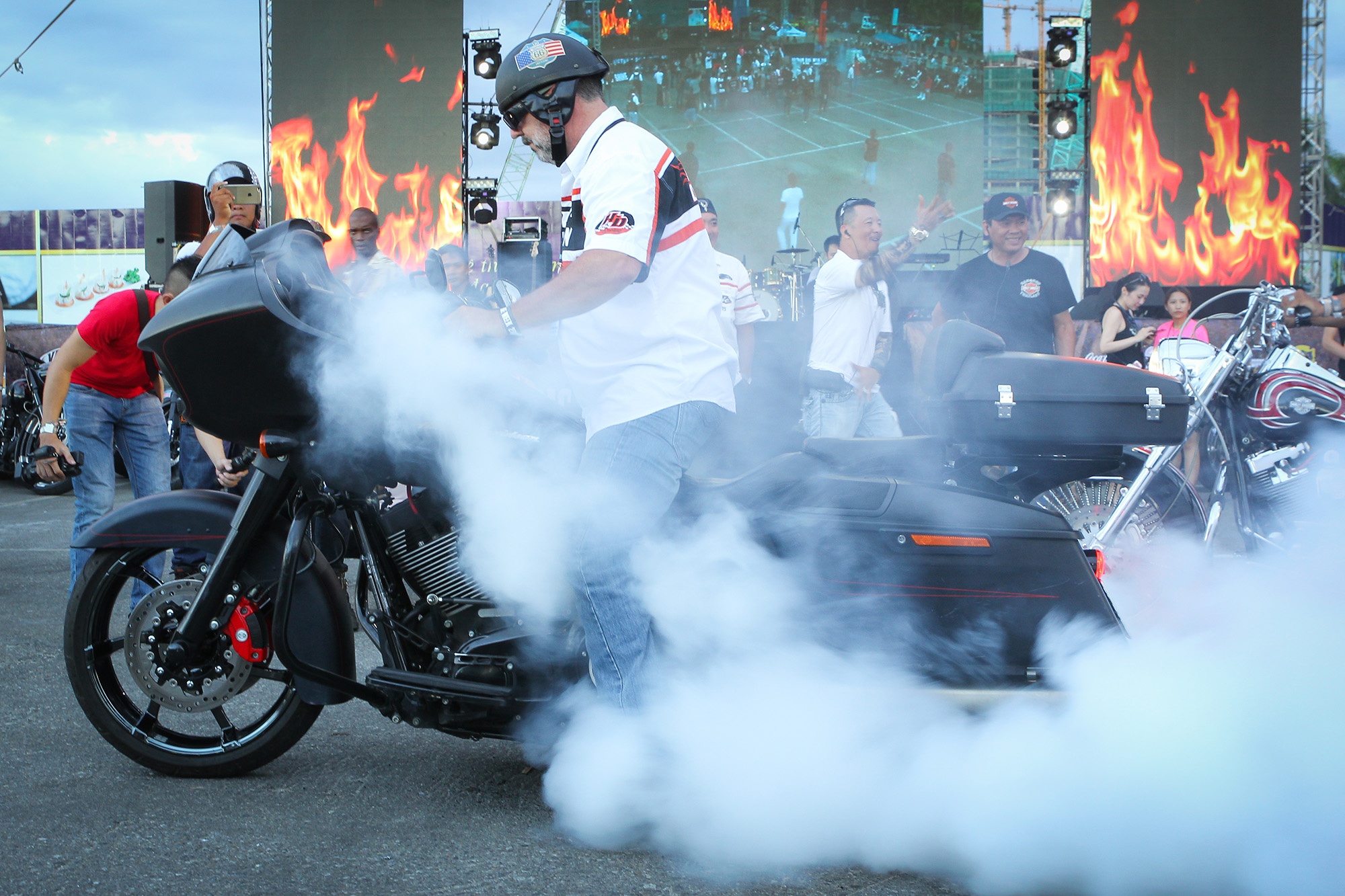 Dan xe Harley-Davidson chay theo doi hinh, dot lop hinh anh