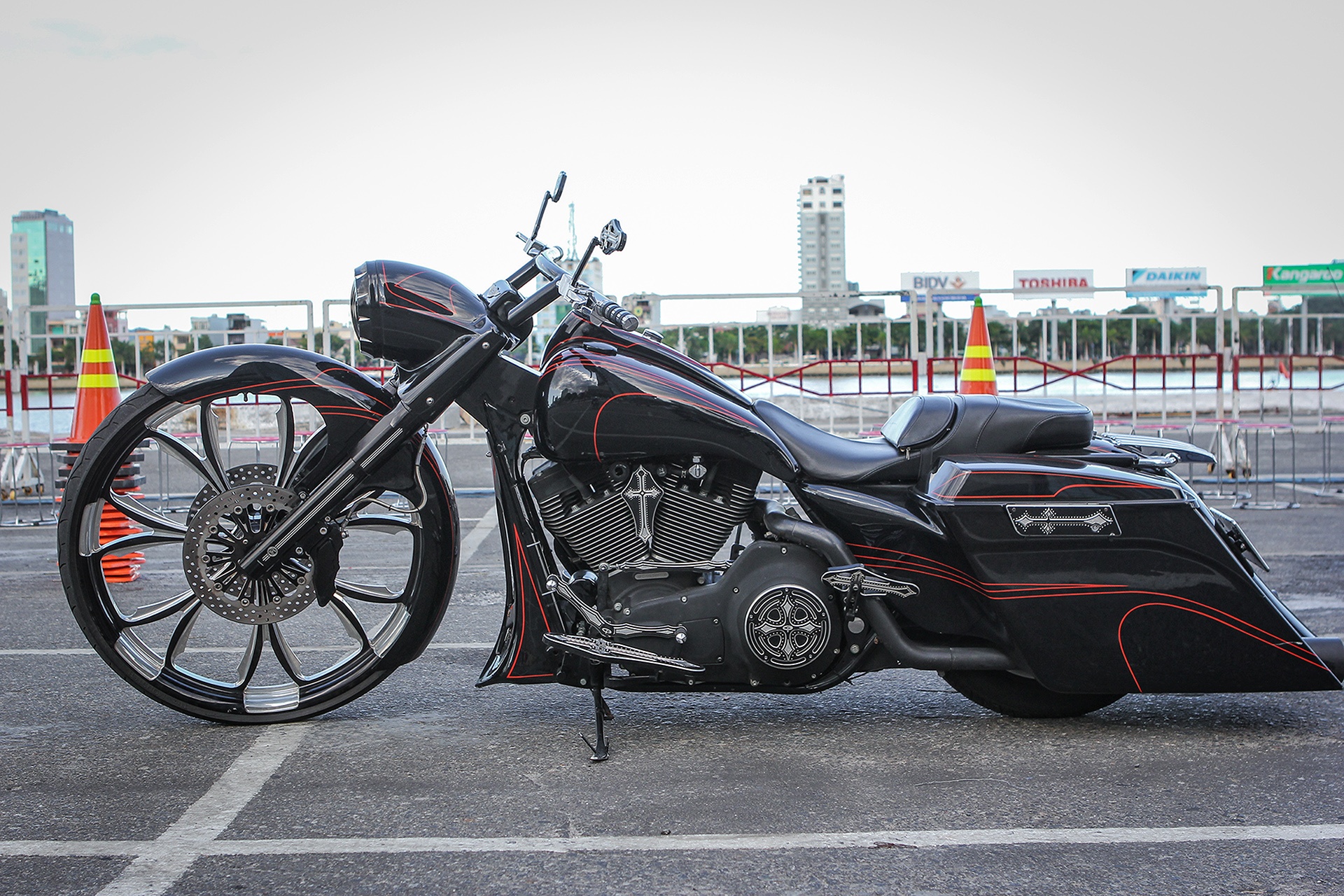 Xe Harley-Davidson Street Glide do banh lon cua Duc Tao Pho hinh anh